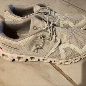 On cloud Running shoes size 9